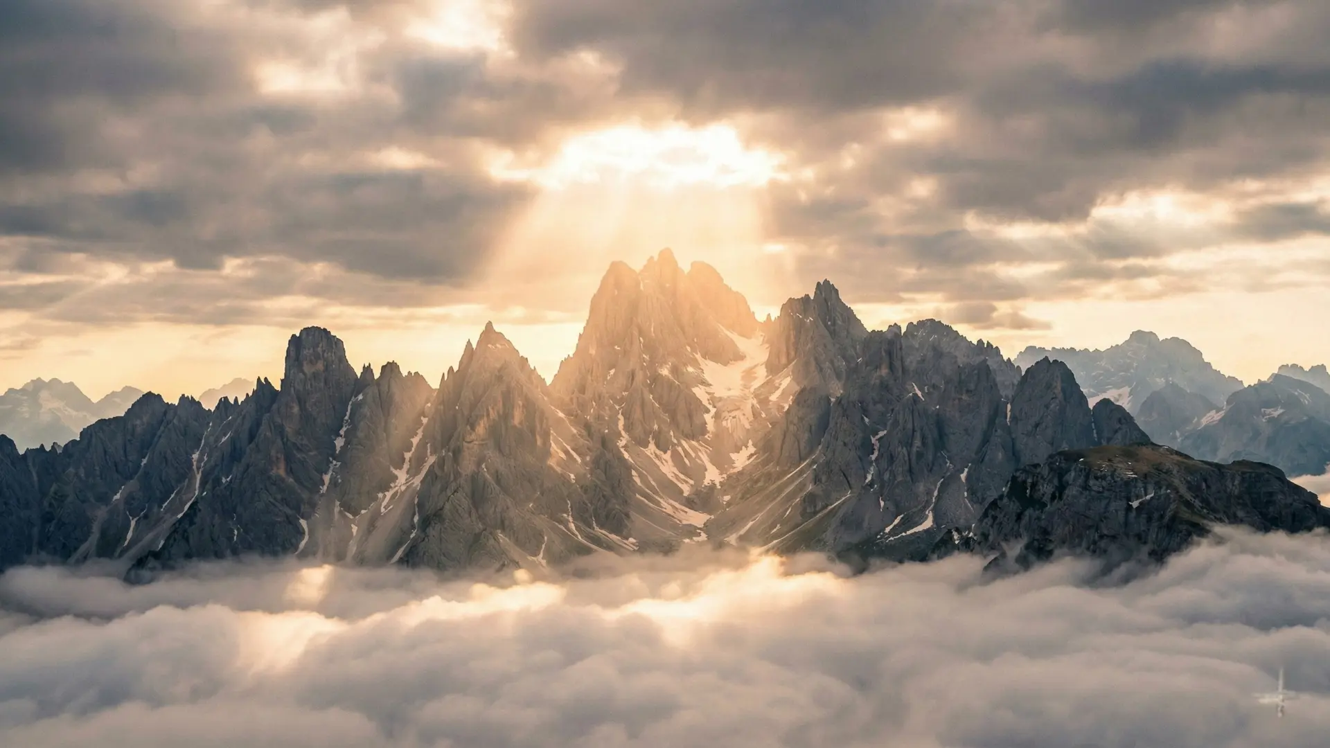Montagne majestueuse illuminée par un rayon céleste, symbolisant la grandeur de Dieu.